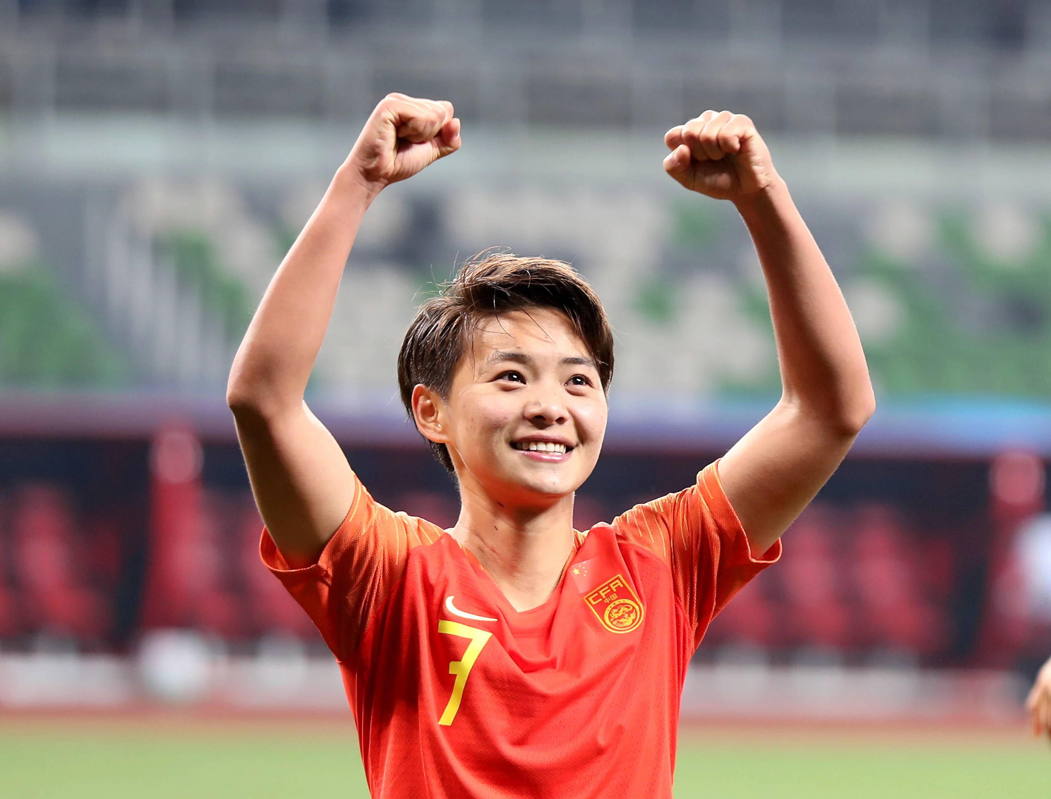 足球明星在女足比赛中展现出色表现
