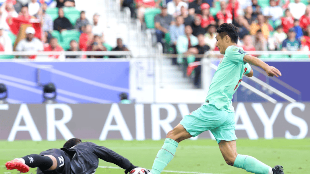 后防线组织出色,球队稳操胜券 后防线组织出色,球队稳操胜券