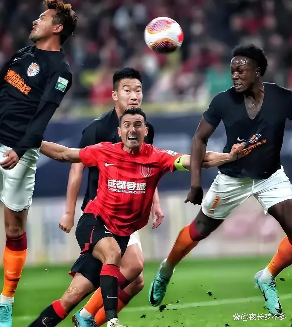 中超球员披荆斩棘,勇夺多项国内联赛桂冠 中超球员披荆斩棘,勇夺多项国内联赛桂冠