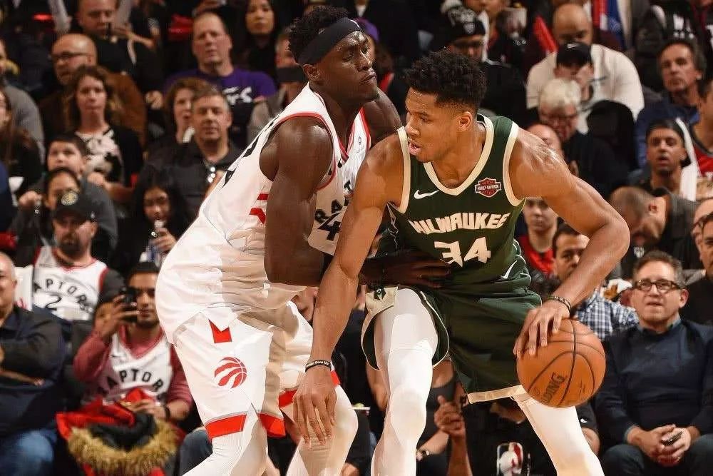 猛龙客场击败雄鹿,新援表现亮眼 猛龙客场击败雄鹿,新援表现亮眼