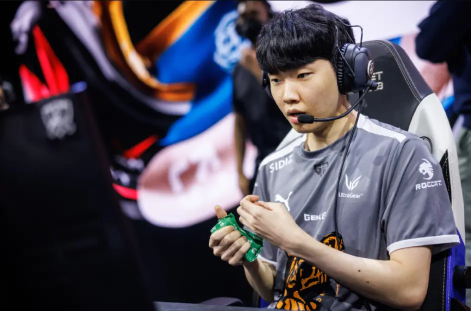 包含RNG横扫V5,Deft单局斩获MVP焦点之战四强赛,成为赛场最大亮点的词条 包含RNG横扫V5,Deft单局斩获MVP焦点之战四强赛,成为赛场最大亮点的词条