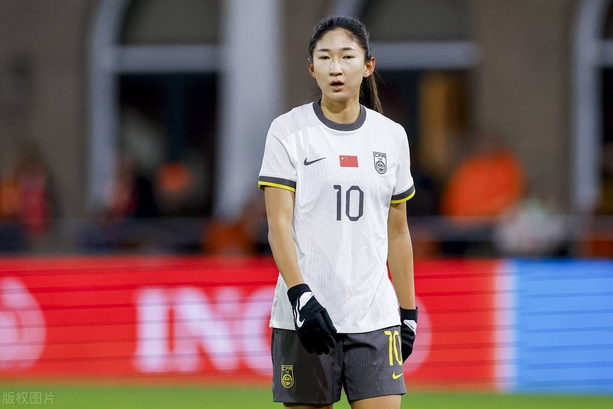 中国女足比赛中新生代球员展现出了惊人的个人技术,备受瞩目 中国女足比赛中新生代球员展现出了惊人的个人技术,备受瞩目