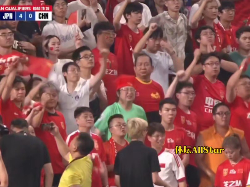 大场面赛况更新,球迷热情高涨 大场面赛况更新,球迷热情高涨